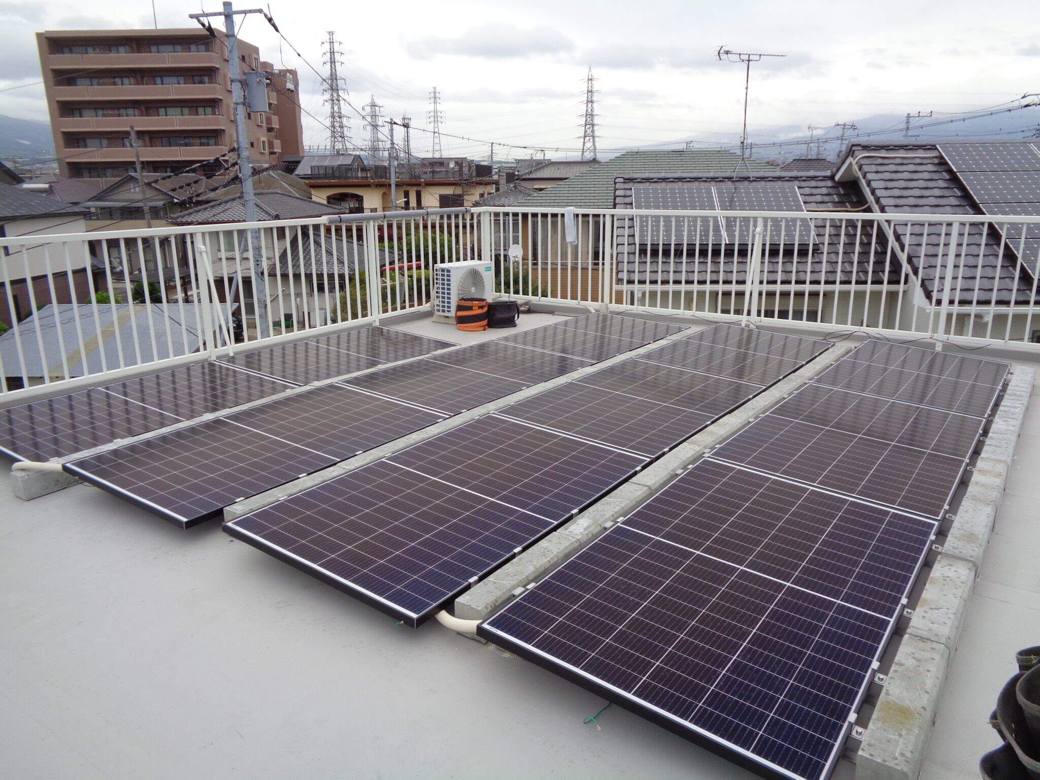 陸屋根に太陽光設置をしました！ | 株式会社ケンセイ(田方郡函南町の太陽光発電・蓄電池システムなら）
